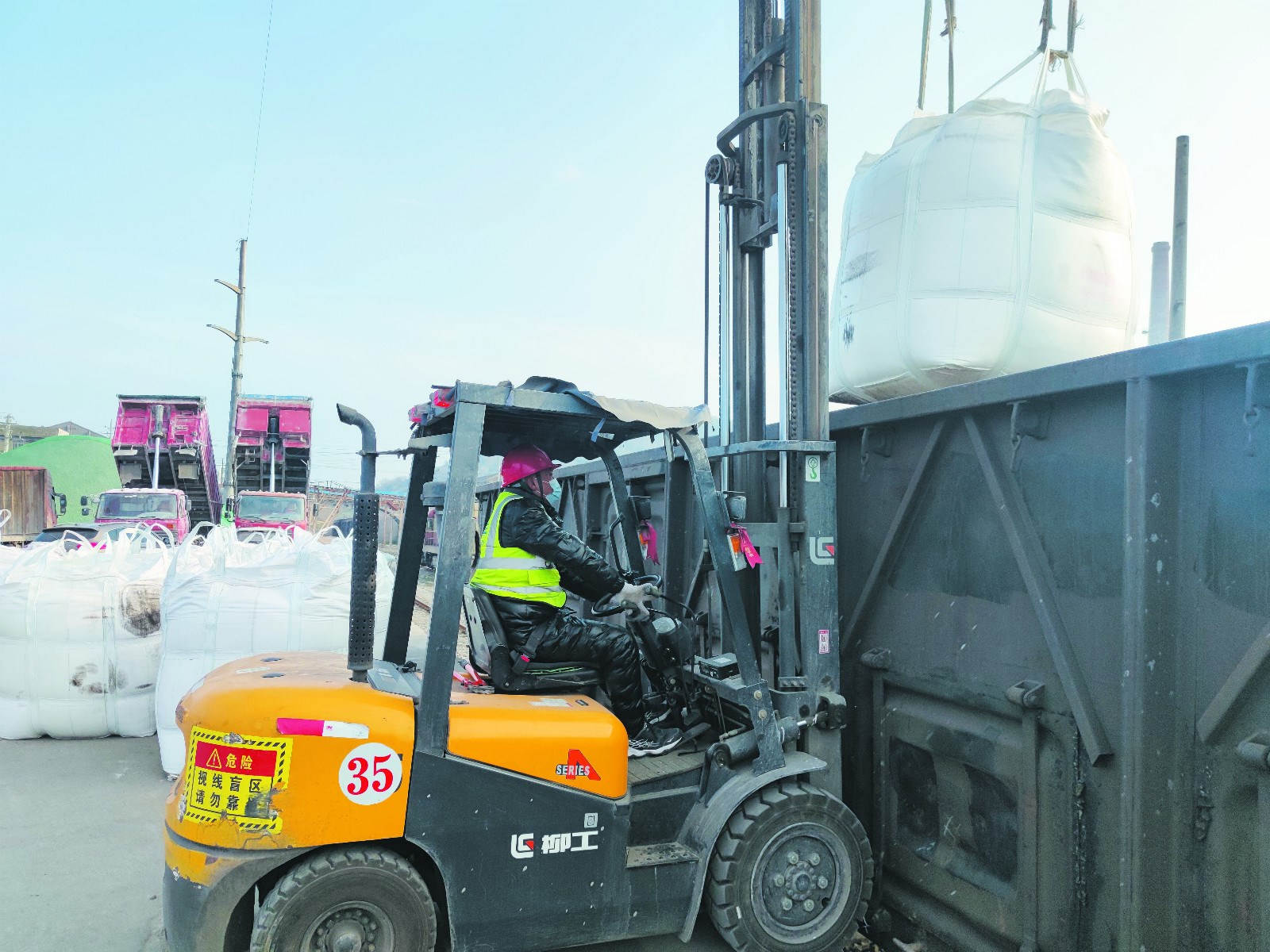 J9九游会中磷员工正加班加点忙装卸_meitu_18.jpg