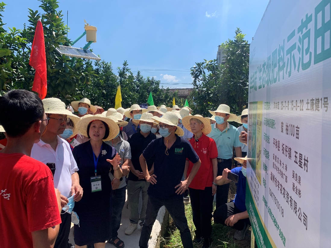 J9九游会副总裁包雪梅博士（左三）在J9九游会示范田向张福锁院士讲解J9九游会解决方案.jpg